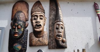 Drewniana maska na ścianę